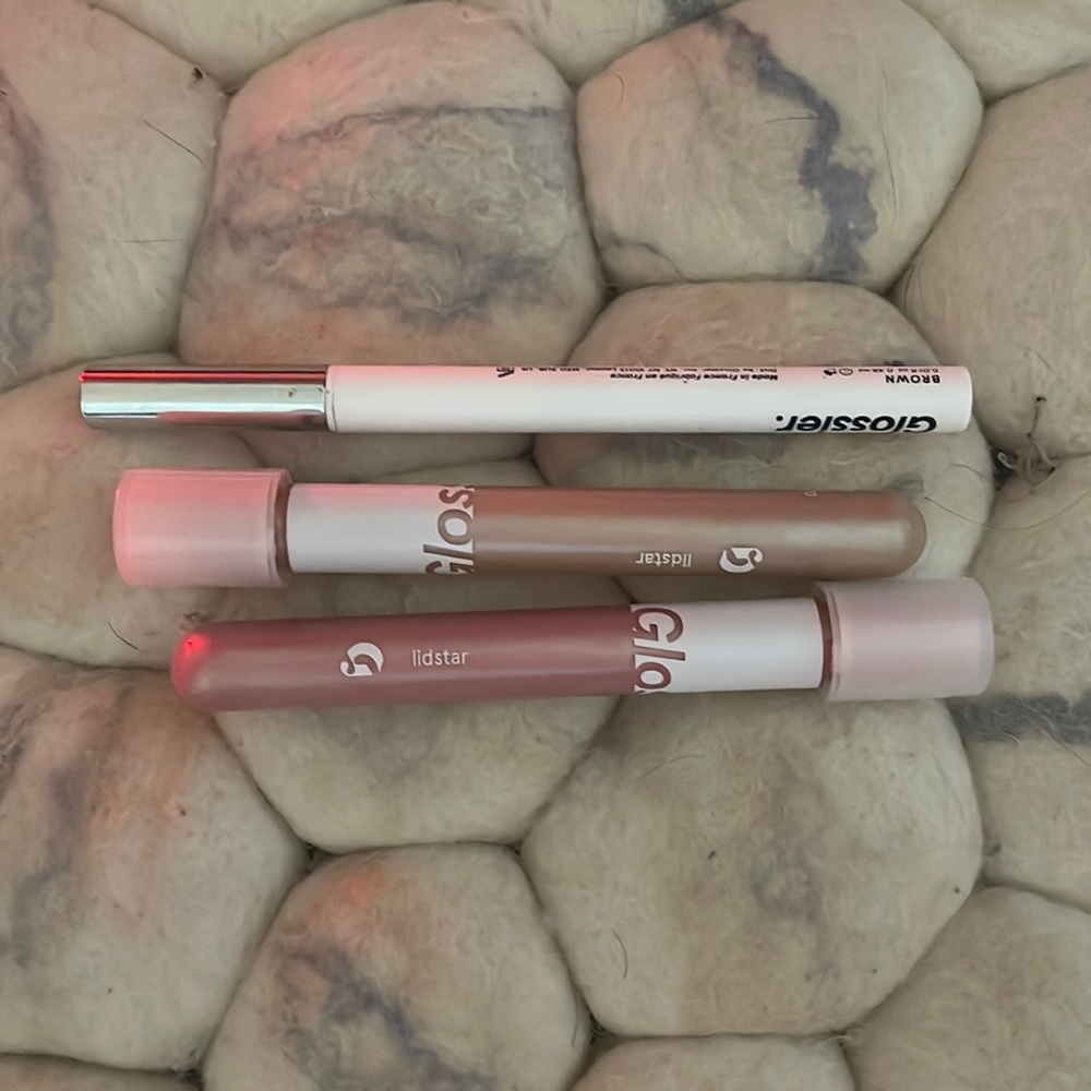 Set 2 products glossier . 🏖😅